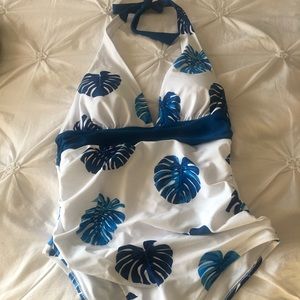 BNWT never worn cup she swimsuit size medium